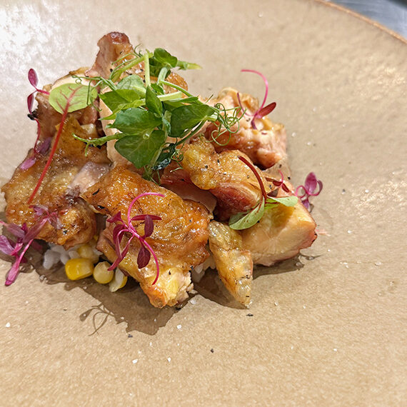 単品メニュー主菜の「伊達鶏もも肉炭火焼き」(2,200円)