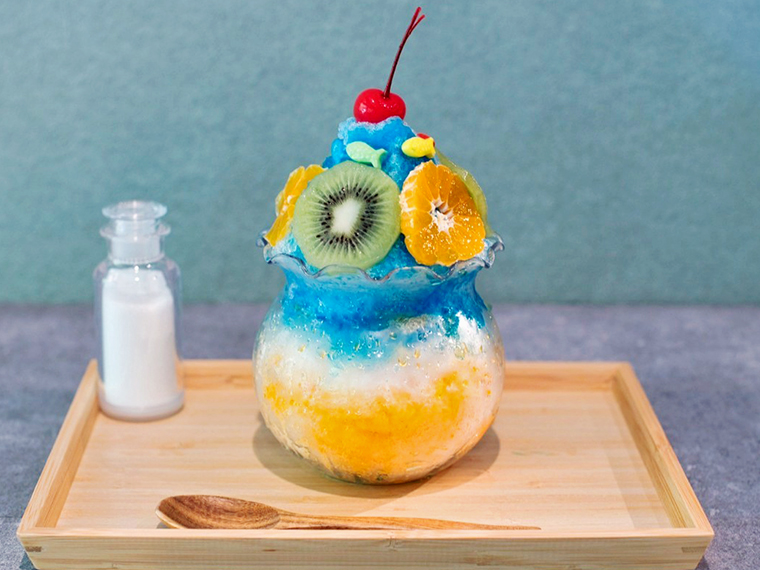 見た目も涼やかな「金魚鉢かき氷」(1,350円)。塩も付いていて、かき氷の甘さをより引き立たせてくれる