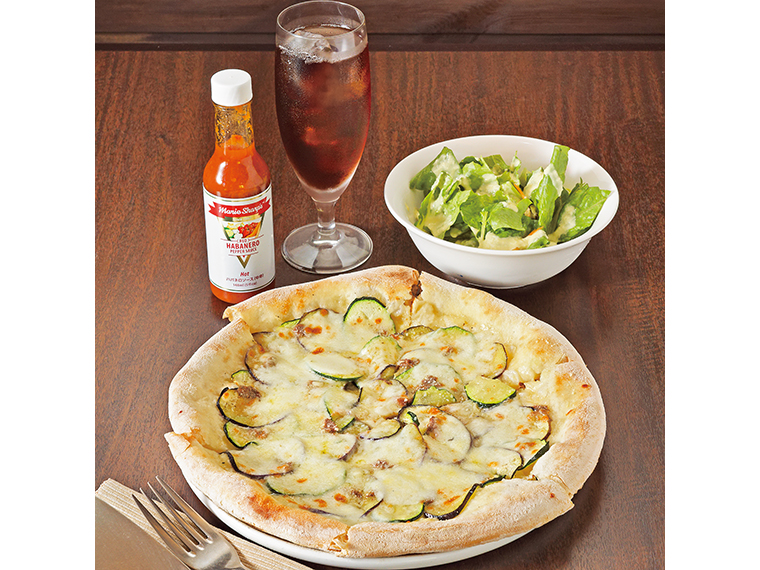 「茄子とズッキーニとアンチョビの塩味Pizza」（1,958円）※ランチセットにはサラダ･ドリンク付き【提供／終日】