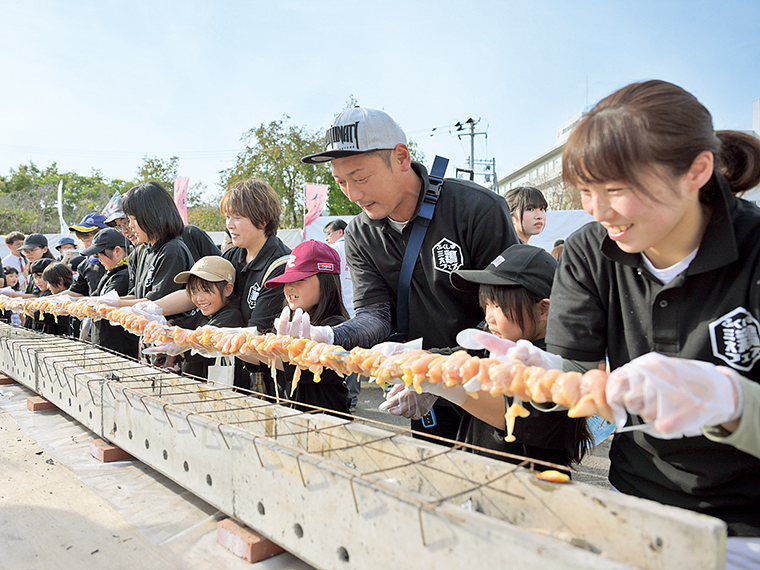 川俣町農業振興公社による川俣シャモの丸焼きや、福島バーベキュー協会会長店「川合精肉店」による「ふくしま三大鶏ロング串」の販売も。写真は昨年の様子