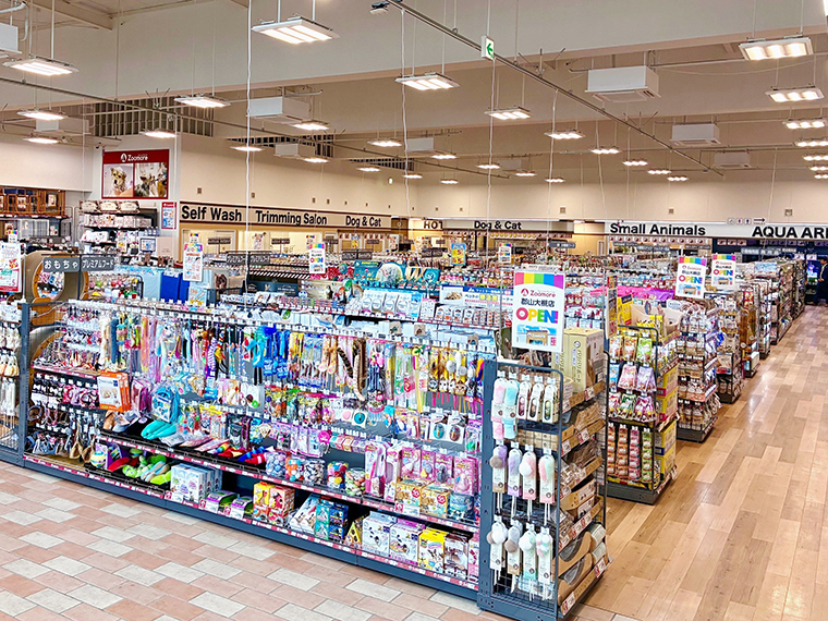 広い店内には様々なジャンルのペット用品がずらりと並ぶ