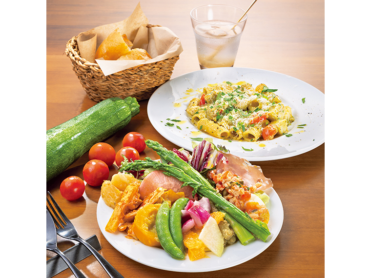 「国見産ズッキーニクリームとメカジキとミニトマトのパスタ(サラダビュッフェ、フォカッチャ、ドリンク付き)」(2,200円)【提供/11:30~14:00ラストオーダー】