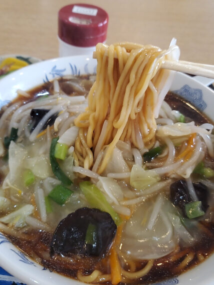 スープも野菜も巻き込んだ麺をリフト