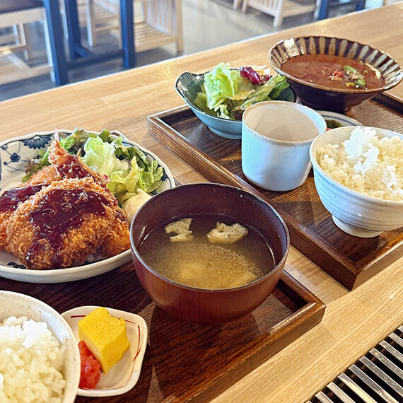 左から「ミックスフライ定食」(1,500円)と「和出汁のスパイスチキンカレー」(1,200円)