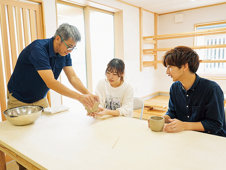 陶芸教室の様子。手びねり体験の粘土は約500gで、マグカップ1個分の作品を作れる