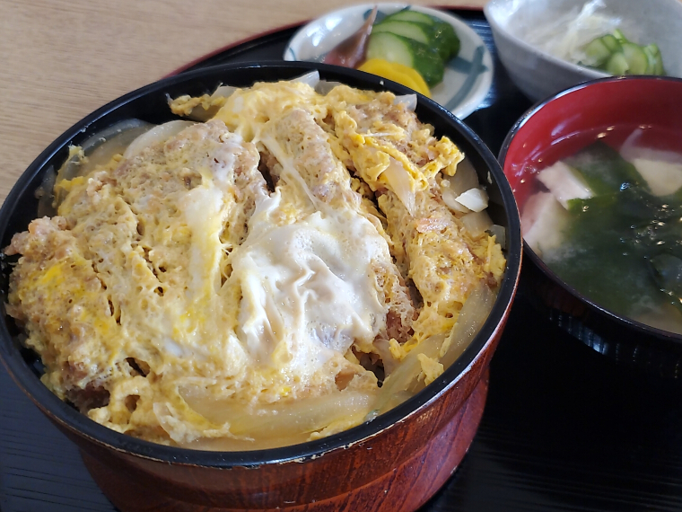 ふなばさん自慢の「煮込みカツ丼」(950円)