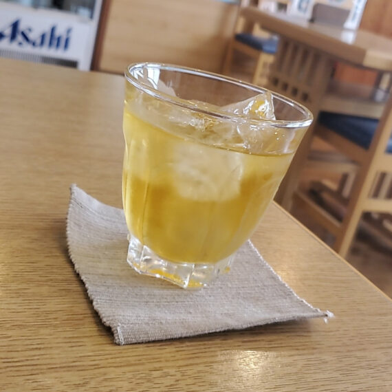 明るい店内でいただく冷茶がおいしい
