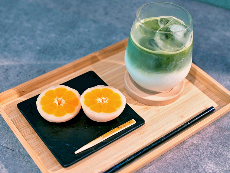 みかんを丸ごと使った大福と抹茶ラテを一緒に楽しめる「抹茶ラテセット」(1,240円)