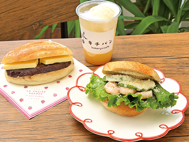トッピング例。バニラアイスや明太バターなど、13種類の多様なトッピングから選べる。その場で挟んでくれるので、出来立てを食べられるのもうれしい。右手前から時計回りに「プレーンベーグル」（180円）×「えび＆アボカド」（250円）、「ミルクハース」（140円）×「あんバター」（110円）。その他、「フルーツソーダ（桃）」（320円）×「バニラアイス」（80円）などドリンクメニューも豊富！