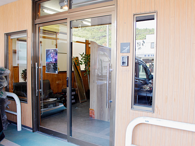 外観は明るい茶色と木目調の暖かみのある建物で、店舗は1階にある