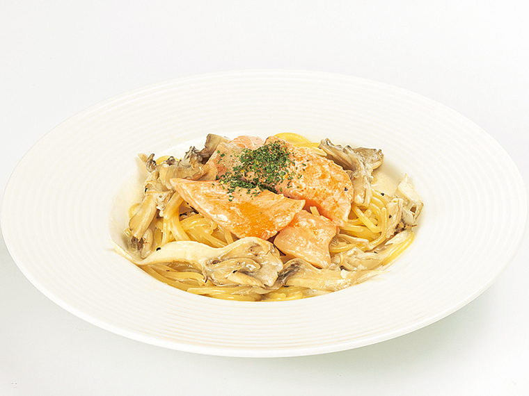 「秋鮭と舞茸のクリームソース」（1,630円・店内飲食税込1,793円）
