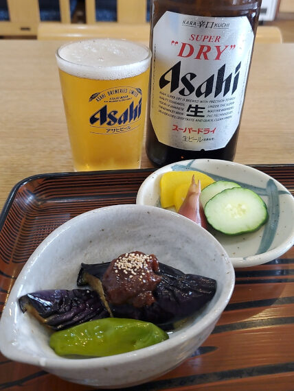 後半のビールはダブル小鉢で。みょうがの甘酢漬けと茄子味噌がビールに合います