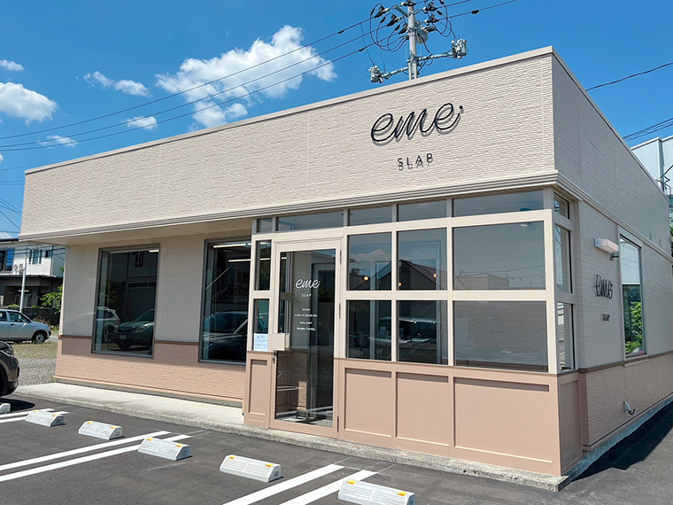 「ロシナンテ　福島西店」の道路向かいにあるサロン。駐車場は店舗前の4台を利用