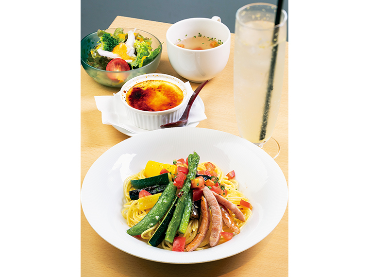 「ソーセージと採れたて野菜のペペロンチーノ（サラダ、スープ付き）」（1,100円）、レモンスカッシュ（Sサイズ・280円）、ブリュレプリン（200円）【提供／11：30～14：00】