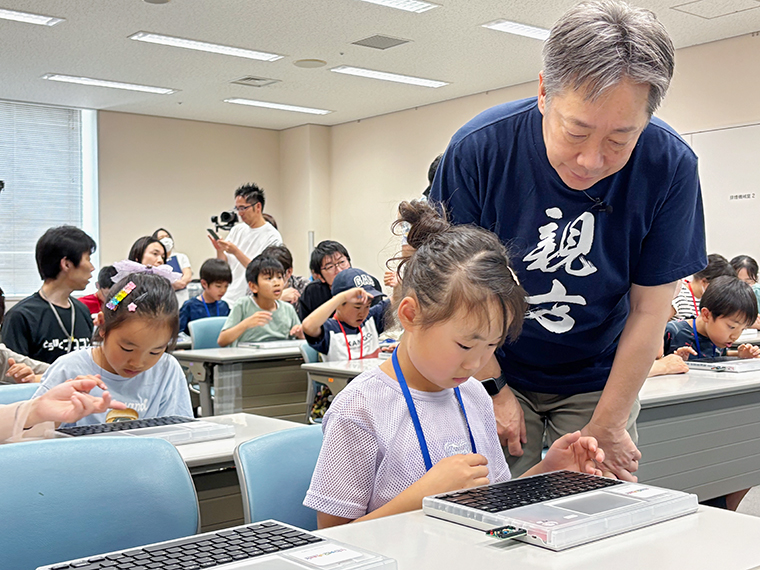 “親方”の丁寧で楽しい指導は子どもたちから大好評。子どもたちから“親方“と呼ばれているうちに親方になったそう