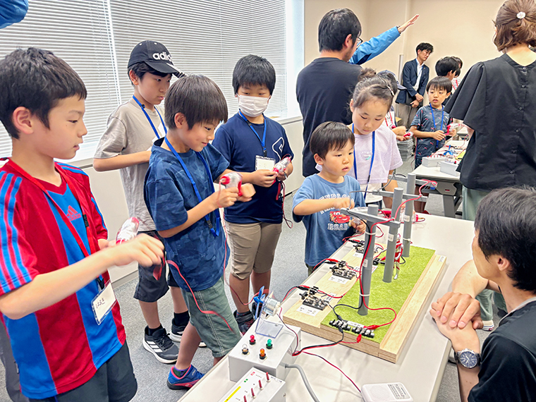 参加した小学生は、手回し発電機で発電し、電気ができる仕組みを学んだ（昨年度の体験会の様子）※掲載内容と当日の実施内容が異なる場合あり