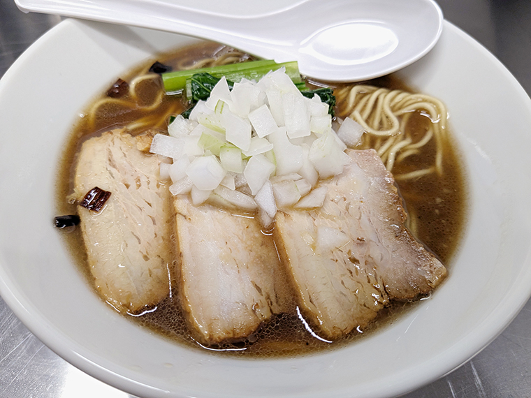 こだわりの「焦がし醤油らぁ麺」(950円)。香りが立ち、うま味の凝縮感がある味わいが楽しめる