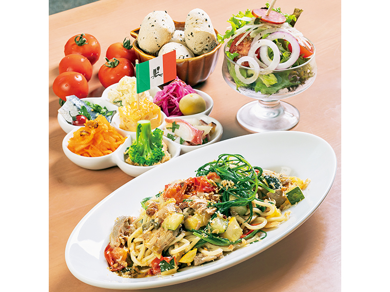 本日のスペシャル「自家製ツナとケイパーフレッシュトマトのエオリア風、夏野菜と」ランチセット(サラダ付・1,430円~)、Aセット(イタリアのお総菜盛り合わせ、パン・660円)【提供/11:00~14:00※数量限定】