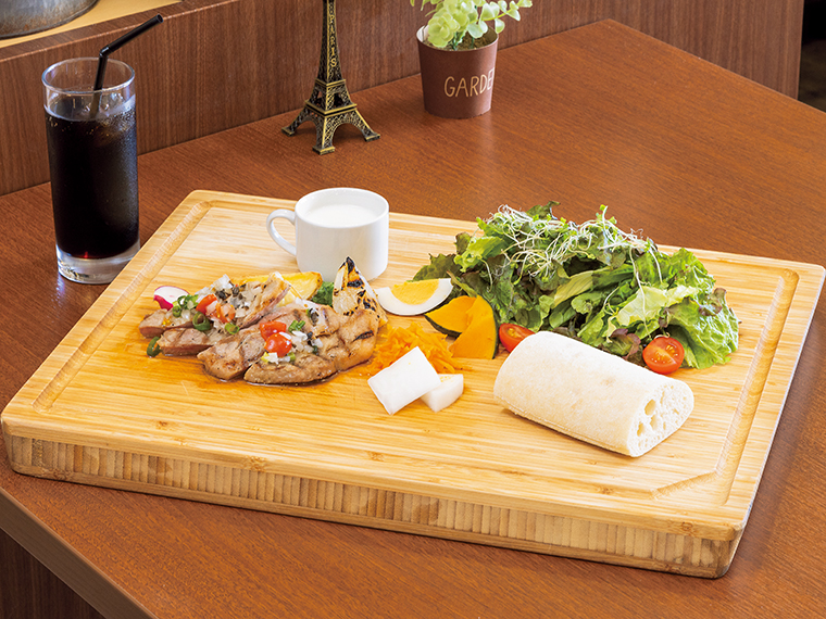 「米沢三元豚グリル」（1,300円）【提供／11：30～14：00（13：30ラストオーダー）】