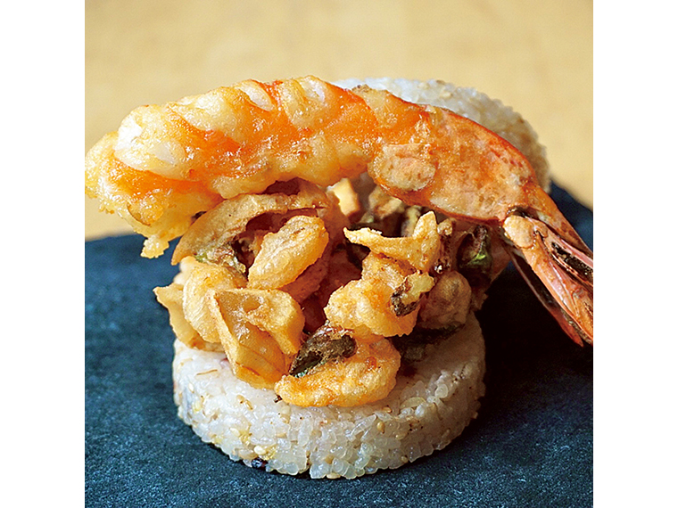 グルテンフリーのかき揚げを塩麹と特製だしで味付けした「海老かき揚げの塩麹まみれ」(1,500円)