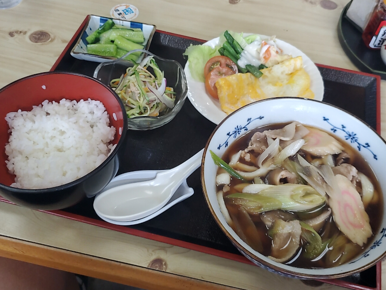 手打ちのうどんに玉子焼きがあったかい「うどんセット」(1,300円)