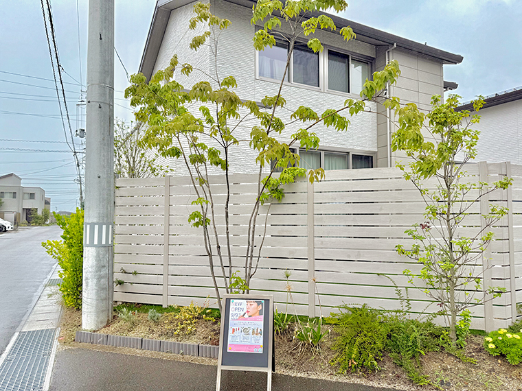 住宅街にある本店はイーゼルの宣伝看板が目印。店前の他に、店の向かい側にも駐車場がある