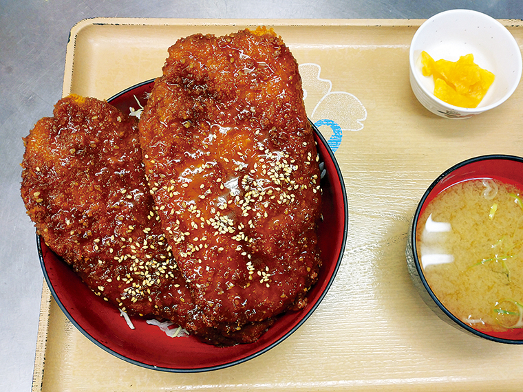 「わらじソースカツ丼」（1,400円）