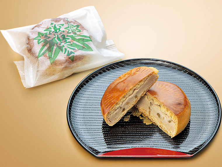 2代目が「義経まつり」に合わせて考案した焼き菓子「義経公」（140円）。刻んだクルミの入った白あんが包まれている