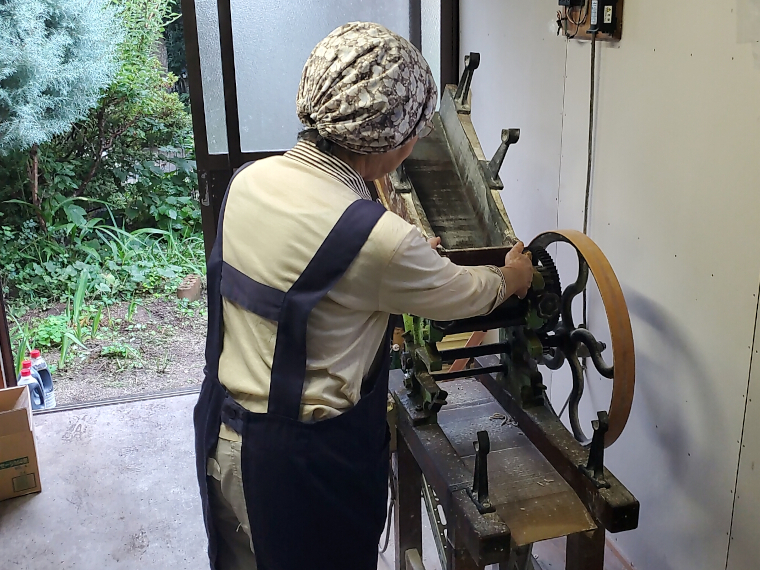 作業場で毎週打たれるうどん。年季の入ったローラーを見せていただきました