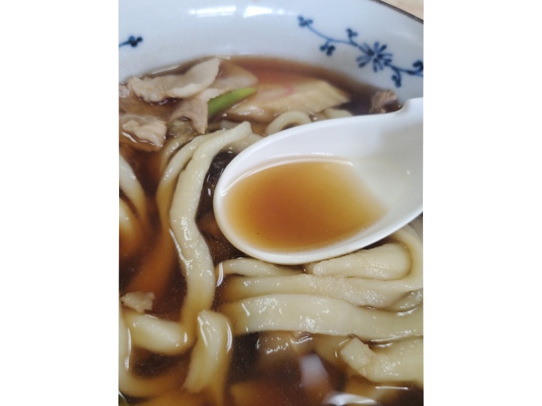 さらりとしながらもしっかりとした出汁のつゆ