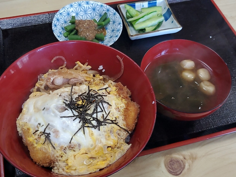 長年愛される老舗食堂の煮込カツ丼(1,000円)