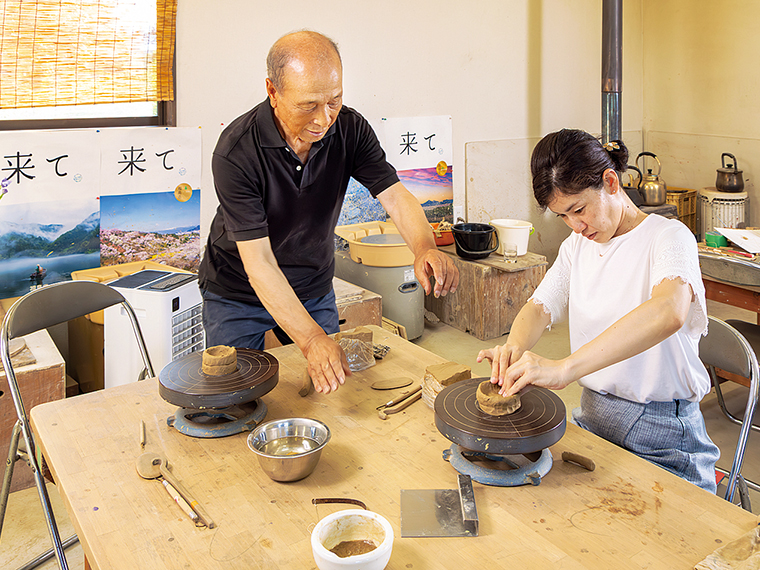 氏家さんと話しながらのんびり作る陶芸体験は人気。1回定員10名。電話にて予約を