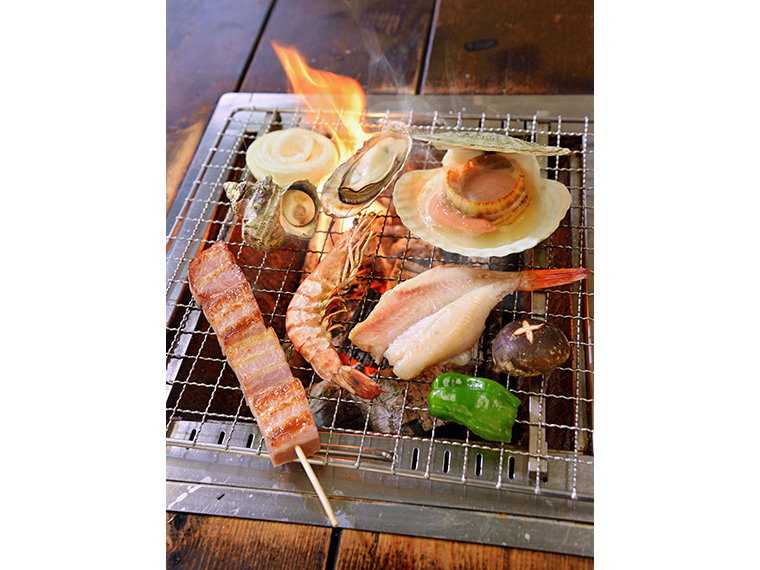 海の幸や肉、野菜などをバーベキューで楽しめる