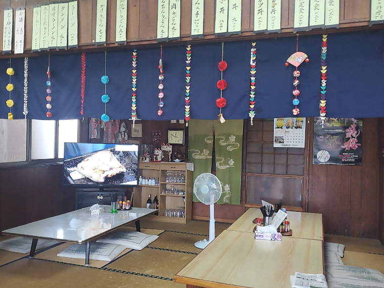 寝そべりたくなるほどの実家感!頭上にはずらり貼られたメニュー札