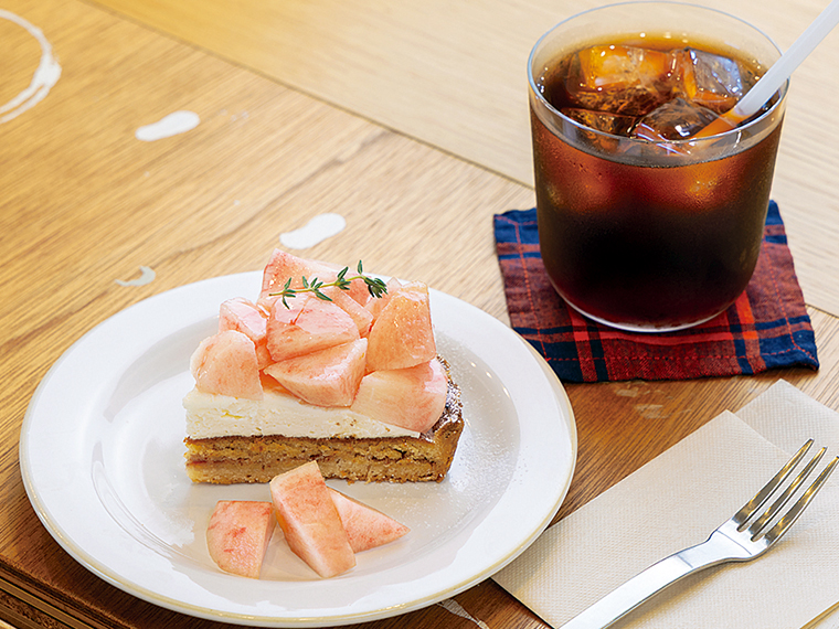 「桃とマスカルポーネのタルト」（700円）と水出しの「アイスコーヒー」（450円）。桃は時期により品種の違いも楽しんで