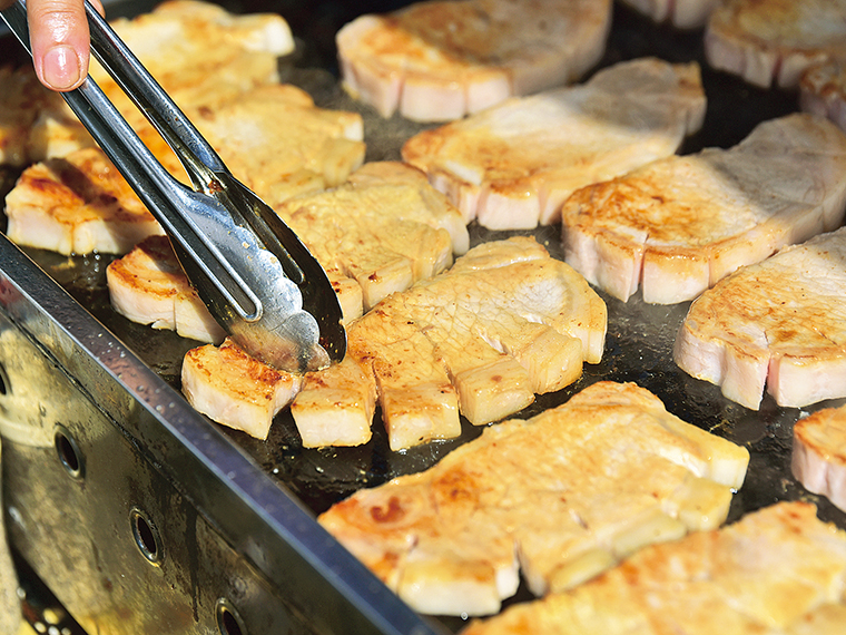 トンテキや唐揚げ、サンドイッチ、角煮、串焼きなど、個性豊かな料理が揃う。福島県北のご当地グルメ・特産品販売では地ビールなどの販売もあり。ぜひ秋空の下、楽しもう
