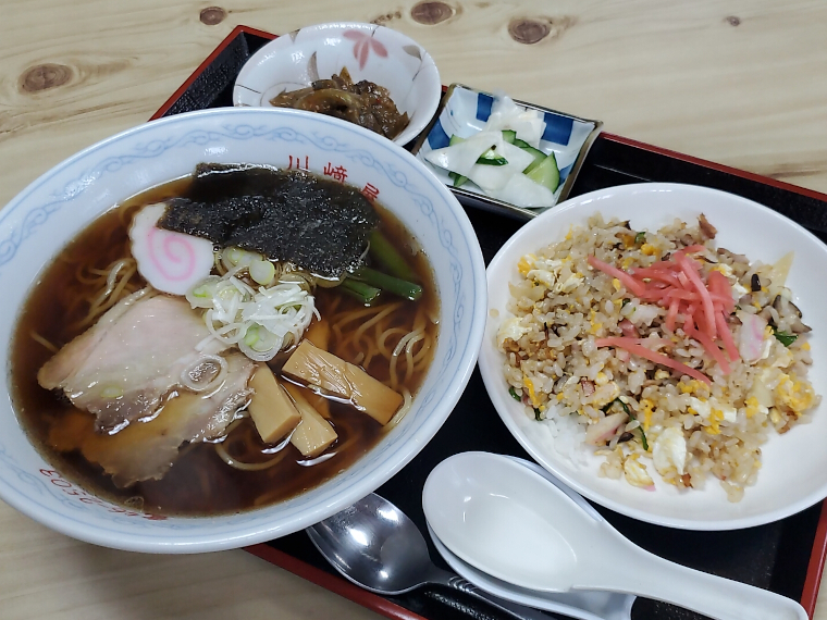 「ラーメンセット」(1,300円)は半チャーハンか玉子丼で選べます