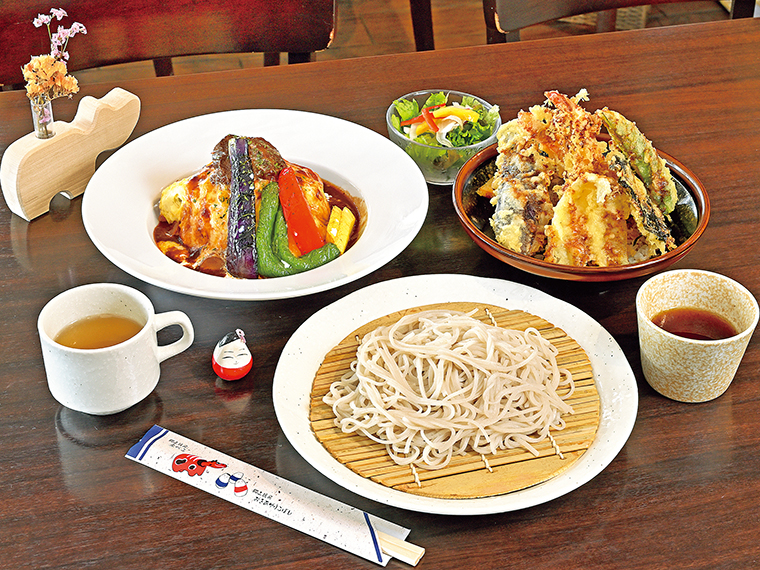 左上「ビーフシチューオムライス」（1,500円）。牛スジは低温調理でしっとりやわらか。会津地鶏の卵にチーズと生クリームでとろとろのオムライス。右上「季節の天丼」（1,050円）。 漬物・みそ汁付きでボリューム満点。手前の「ざるそば」（900円）と合わせるなど、家族でシェアもいいかも