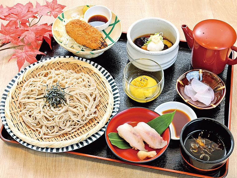 「裏磐梯を満喫新そば膳」（2,000円）。大塩地区の新そばをはじめ、早稲沢地区の高原大根を使った「だいコんロッケ」や高原トウモロコシの「もろこし豆腐」、桧原地区で養殖されたイワナの握り寿司など北塩原村各地の名産品を使った料理を集めた。メニュー名の通り裏磐梯の魅力を存分に満喫できる