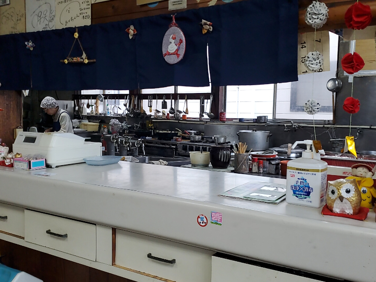 大勢のお客さんの料理を準備するために大きく設計された厨房