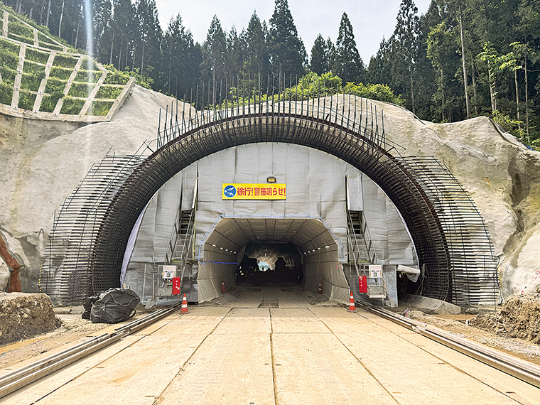 実際の現場風景。長期間の仕事は緊張の連続だが、上司から「ちゃんとできているね」と褒められることが励みになるとか。 週末に家に帰り、大好きなゲームをすることが何よりのリラックスタイム！