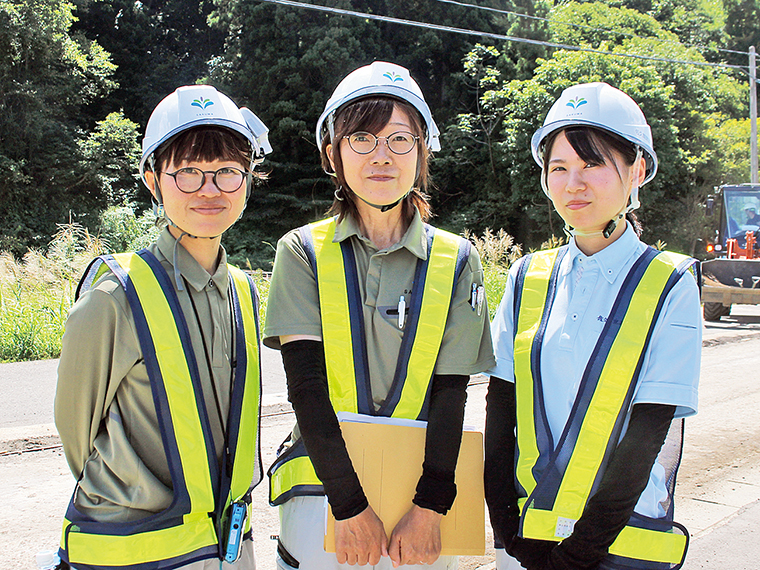 佐久間建設工業株式会社 土木工事施工管理技術者 若林さん（左）・中丸さん（中央）・長谷川さん（右）