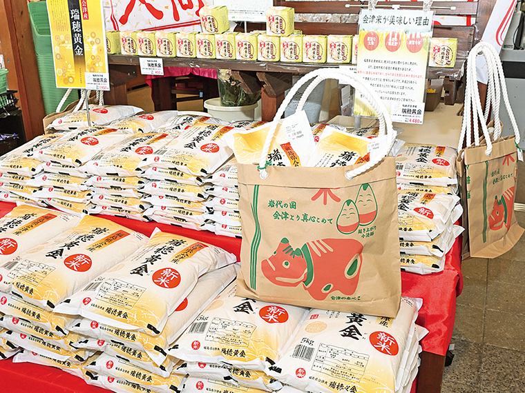 10月頃からはコシヒカリなどの新米も並び、会津のおいしい米を買い求める人が多数
