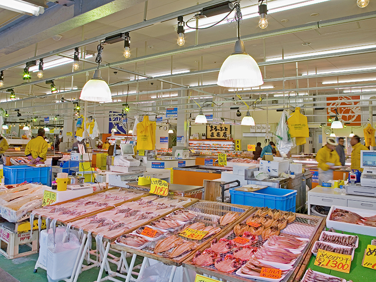 丸ごとの魚や殻付きの貝などを市場に来ている気分で購入できる