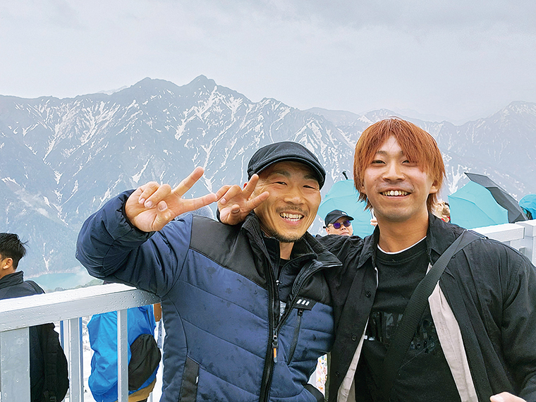 社員旅行の黒部ダムでの1枚。部署の垣根を越えた交流と笑顔が生まれ、心もリフレッシュできた。旅費は全額会社負担