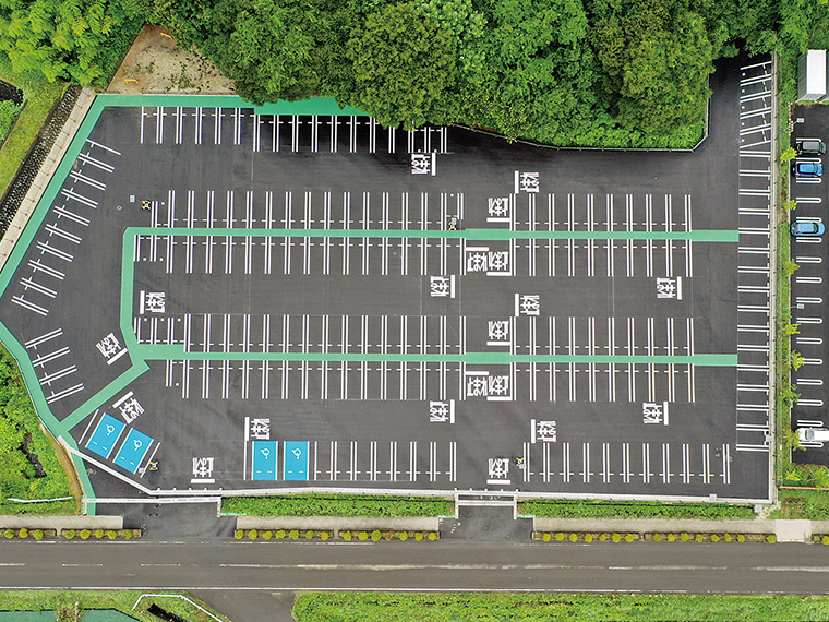 福島市郊外の「四季の里」駐車場拡張工事の様子（完成写真）。地域の利便性向上と安心を支えるため、丁寧に施工された