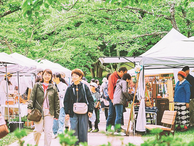 温かいスープやチキン、フルーツサンドなどのグルメも目白押し！