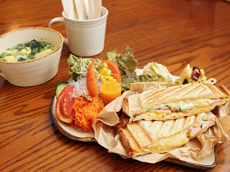 週替わりランチには、サラダ、スープが付く。写真は「玄米パンのホットサンドプレート」(1,320円)。ドリンクセットは100円引き