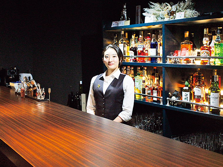 「バー初心者の方も気軽にどうぞ」と語る、若い女性オーナーの田中さん