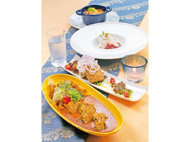 Aセットの一例。この日のメインはハンガリー流のピーマン肉詰め。トマトソースにパプリカパウダーを利かせたやさしい味わいも魅力